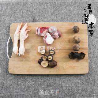 黑蒜猪骨汤的做法步骤：1