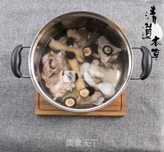 黑蒜猪骨汤的做法步骤：2