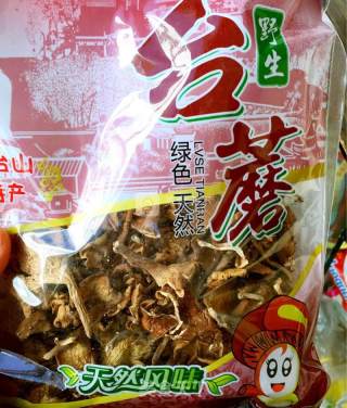 台蘑炒鸡蛋的做法步骤：1