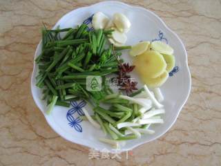 葱烧鲫鱼的做法步骤：2