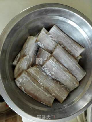 炸带鱼的做法步骤：1