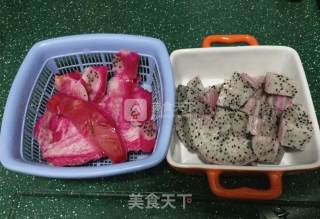 火龙果皮玫瑰花的做法步骤：1