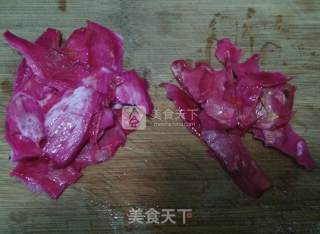 火龙果皮玫瑰花的做法步骤：2