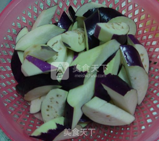 茄子鸡柳的做法步骤：1