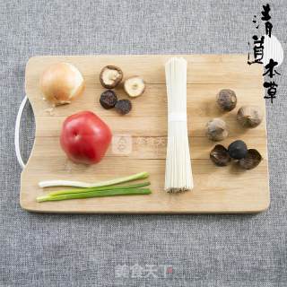 番茄黑蒜香菇面的做法步骤：1