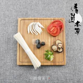 番茄黑蒜香菇面的做法步骤：2