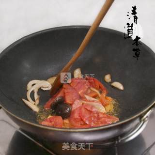 番茄黑蒜香菇面的做法步骤：4