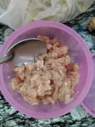 白菜蒸肉丸的做法步骤：1