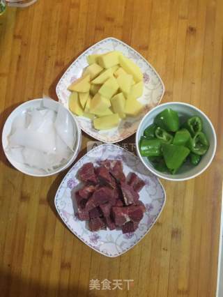 家常土豆牛肉炖粉皮的做法步骤：1