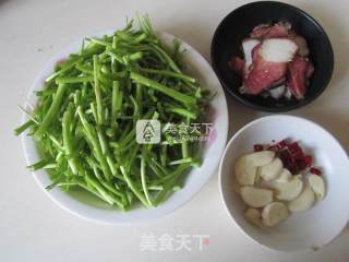 腊肉炒泥蒿的做法步骤：3