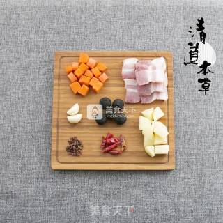 黑蒜红烧肉焖士豆的做法步骤：2