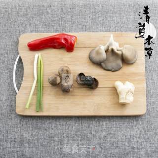 黑蒜炒平菇的做法步骤：1