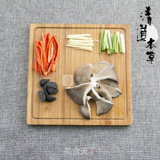 黑蒜炒平菇的做法步骤：2