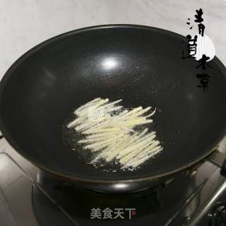 黑蒜炒平菇的做法步骤：3