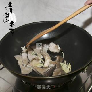 黑蒜炒平菇的做法步骤：4