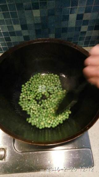 青豆虾仁的做法步骤：2