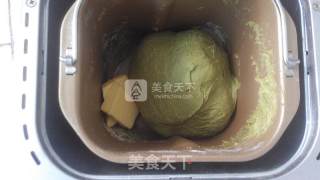 赶潮流的热门面包——抹茶奶酪包的做法步骤：1