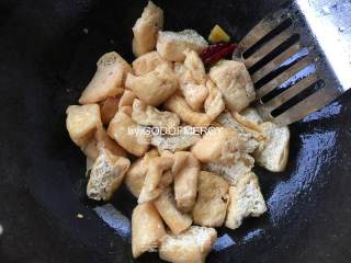 节后“刮油”的清道夫=南北通吃外脆里嫩的小炒豆腐果的做法步骤：6
