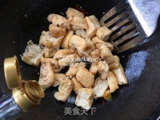 节后“刮油”的清道夫=南北通吃外脆里嫩的小炒豆腐果的做法步骤：8