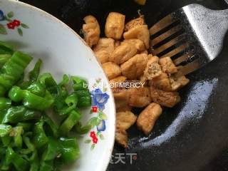节后“刮油”的清道夫=南北通吃外脆里嫩的小炒豆腐果的做法步骤：10
