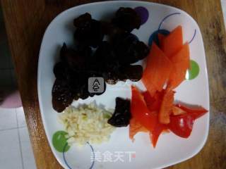 娃娃菜黑木耳炒肉片的做法步骤：2