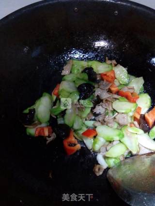 娃娃菜黑木耳炒肉片的做法步骤：5