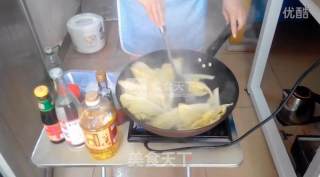 呛炒娃娃菜的做法步骤：1