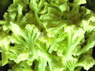 青蒜苗炒五花肉有机菜花的做法步骤：1