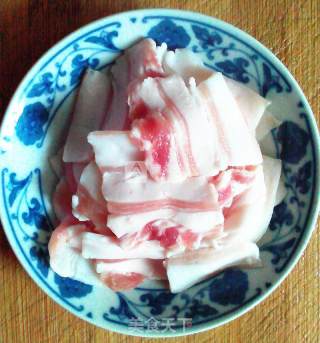 青蒜苗炒五花肉有机菜花的做法步骤：2