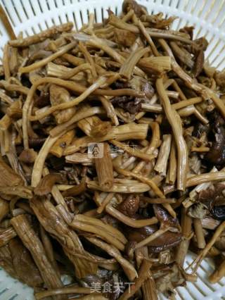 小鸡炖蘑菇的做法步骤：1