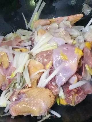 小鸡炖蘑菇的做法步骤：4