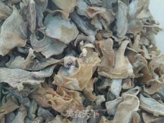 砂锅酱油排骨煲的做法步骤：2