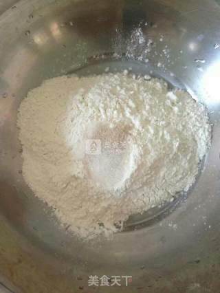 果蔬火腿腊肉虾仁披萨的做法步骤：1