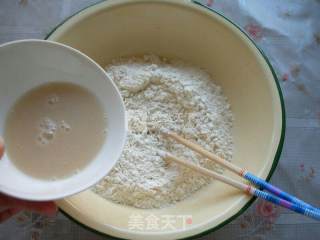 果蔬火腿腊肉虾仁披萨的做法步骤：2