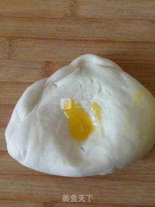 果蔬火腿腊肉虾仁披萨的做法步骤：3