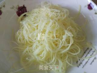 日式蟹肉土豆丝沙拉！我的最爱~的做法步骤：1
