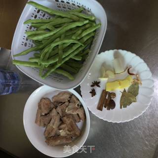 排骨炖豆角的做法步骤：1