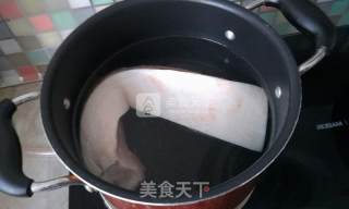 红糖红烧肉的做法步骤：1