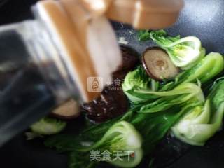 香菇烩小油菜的做法步骤：3