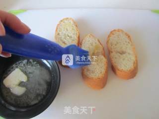 春季瘦身---鸡蛋牛油果苦菊沙拉VS烤面包的做法步骤：1