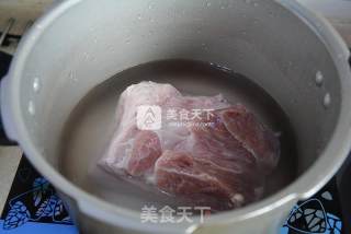 蒜泥白肉的做法步骤：1