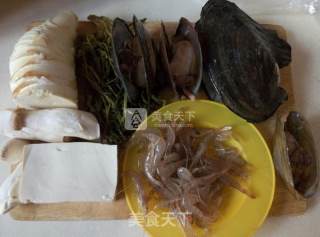 河蚌一锅鲜的做法步骤：1