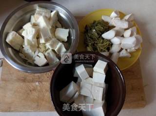 河蚌一锅鲜的做法步骤：2