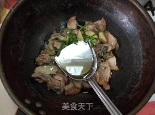河蚌一锅鲜的做法步骤：4