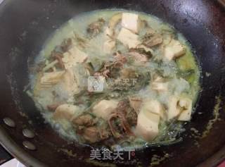 河蚌一锅鲜的做法步骤：7