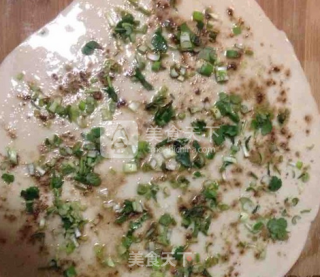 【桃李厨艺】香软酥脆的五香葱花饼的做法步骤：4