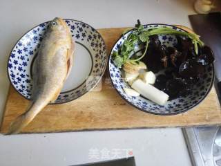 等等午餐：木耳黄鱼，二米饭的做法步骤：1