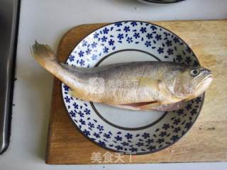 等等午餐：木耳黄鱼，二米饭的做法步骤：2