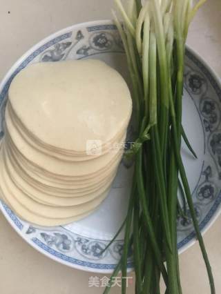简易版葱油饼的做法步骤：1