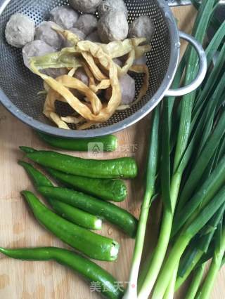 下饭菜--白辣椒炒肉丸的做法步骤：1